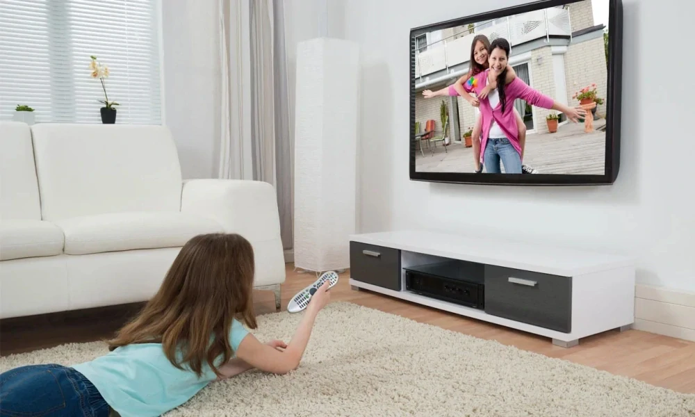Zavesená televízia na stene v obývacej izbe - držiak Fiber Novelty C11F